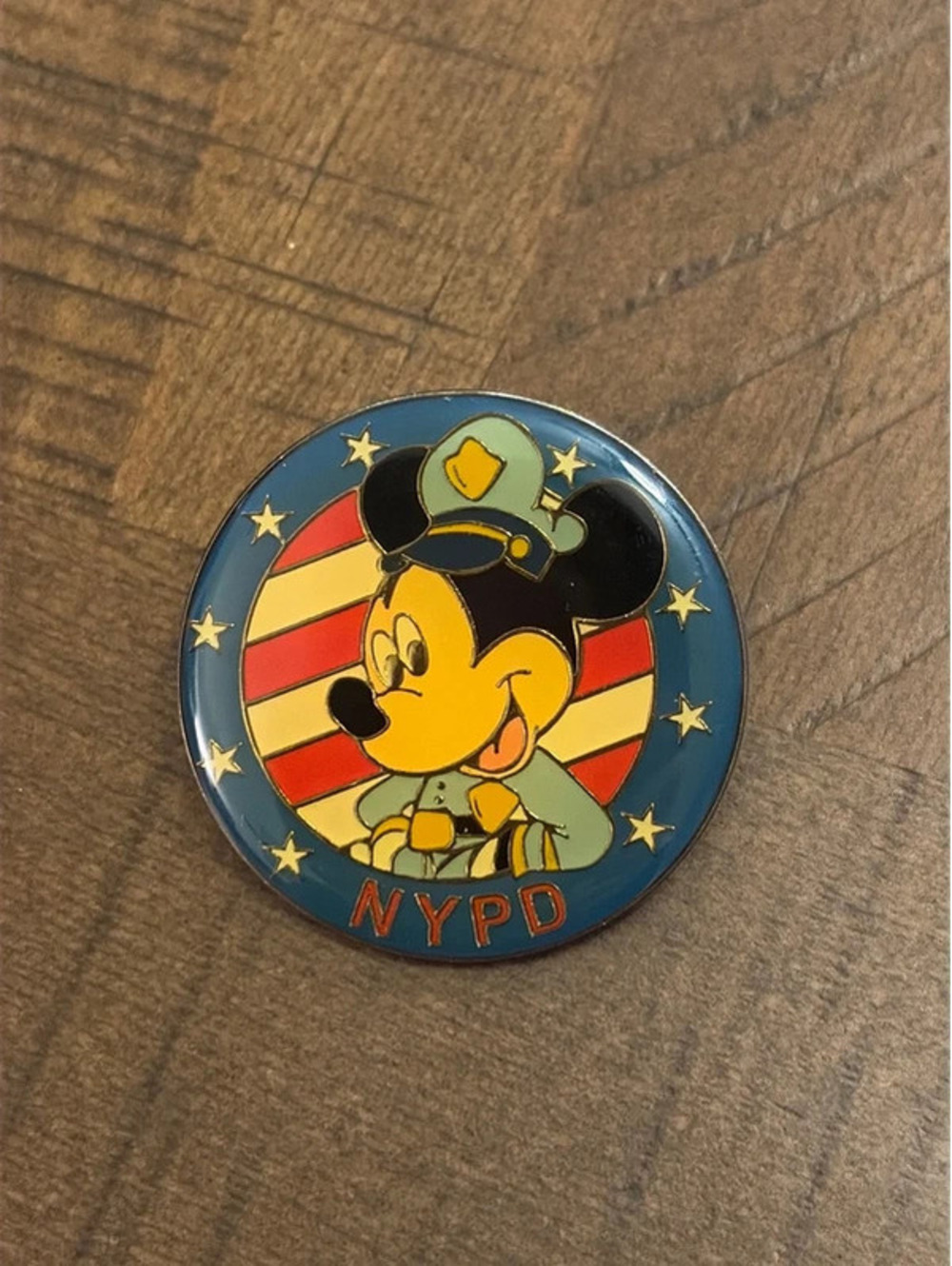 Vintage 2002 Disney Store NYC Mickey Mouse NYPD Police Officer Trading Pin